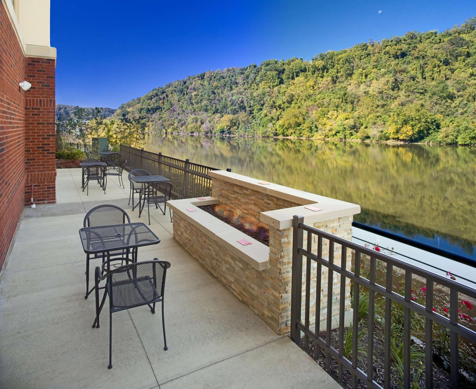 Hampton Inn & Suites Pittsburgh Waterfront West Homestead Exterior photo